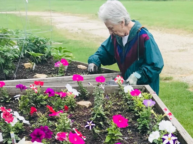 senior-living-gardening